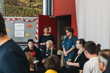 Eine Gruppe von Menschen steht in der Gruppe, im Zentrum Christine Steger