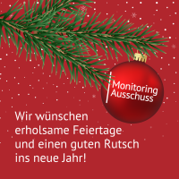 Eine weihnachtlich gestaltete Grafik zeigt einen roten Hintergrund mit weißen Schneeflocken. Im Vordergrund hängt eine rote Christbaumkugel mit dem weißen Schriftzug 'Monitoring Ausschuss' an einem Tannenzweig. Unter der Kugel steht in großen weißen Buchstaben der Text: 'Wir wünschen erholsame Feiertage und einen guten Rutsch ins neue Jahr!'