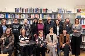 Gruppenfoto vor Bücherregal